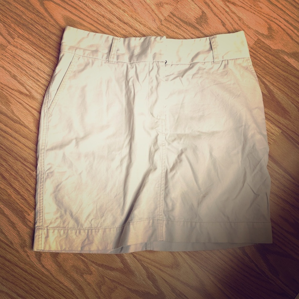 Vineyard Vines Khaki Skirt. Size 4 needs ironing